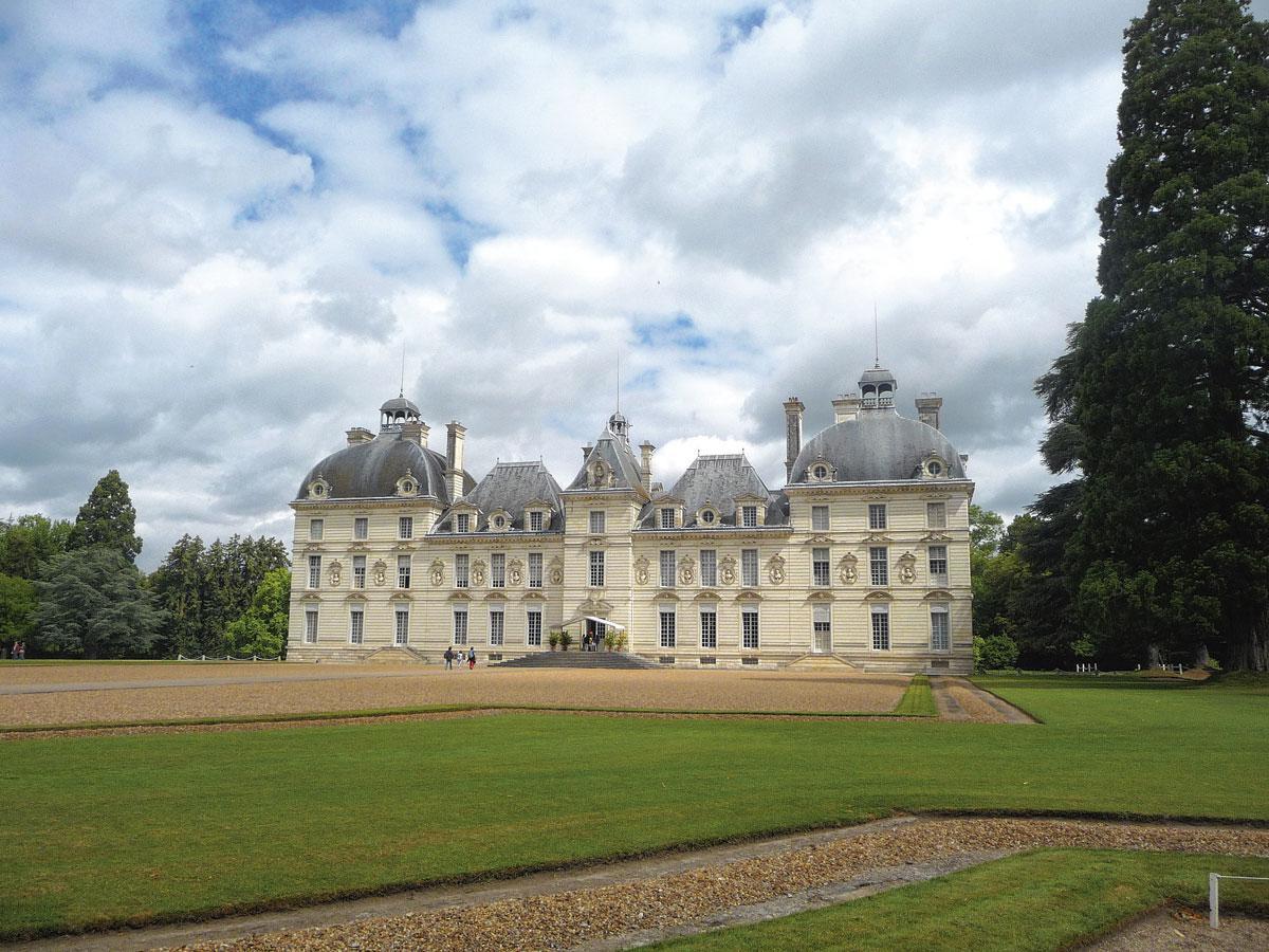 L'auteur, Jean-Philippe Costes, habite à deux pas du château de Cheverny, qui a servi de modèle à Hergé pour dessiner Moulinsart.