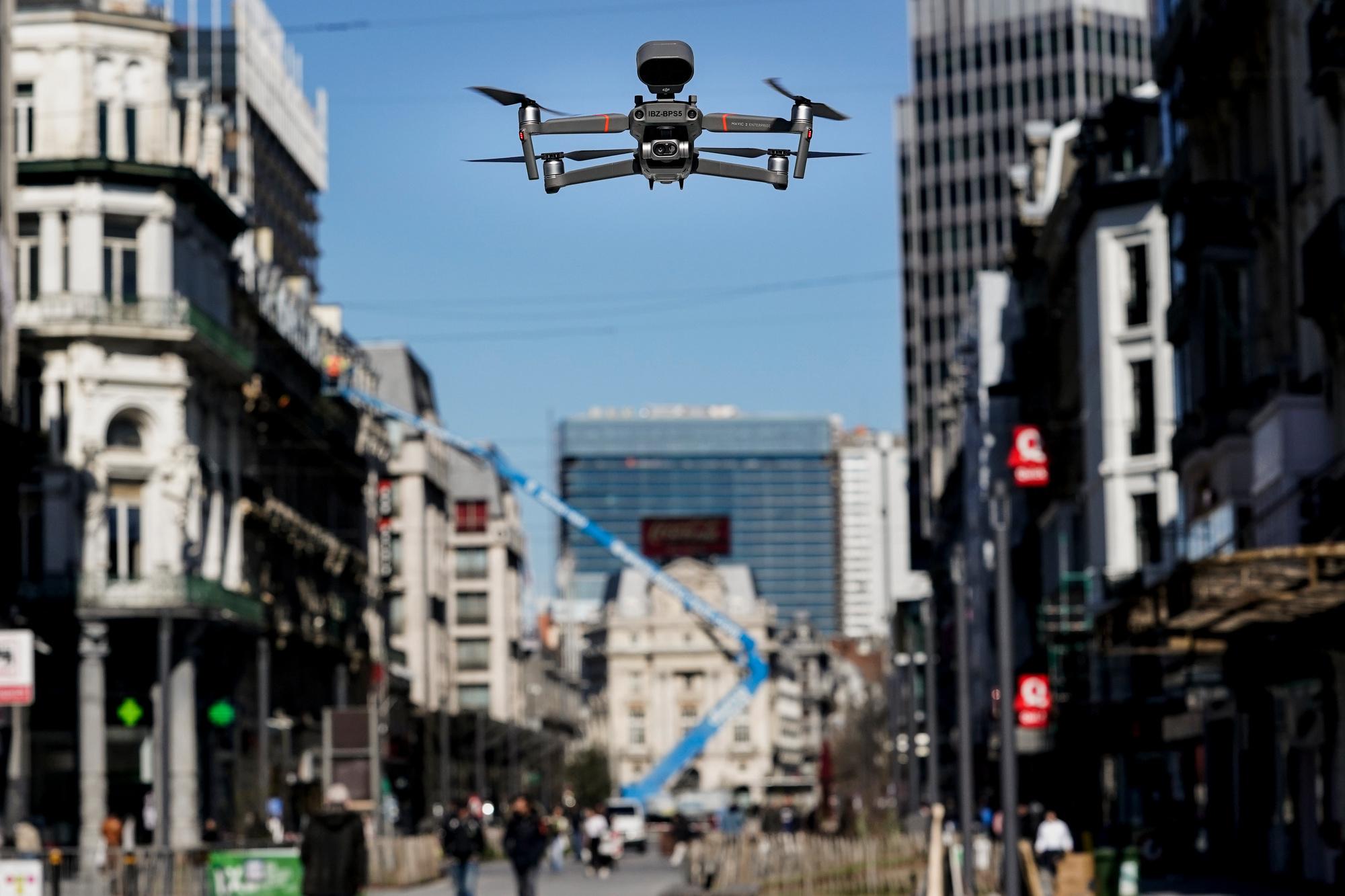 Un drone survole les rues de la captitale pour faire respecter les mesures de confinement.