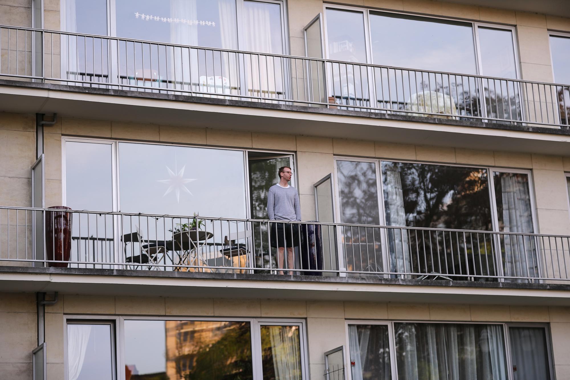 Sur un balcon de Bruxelles.