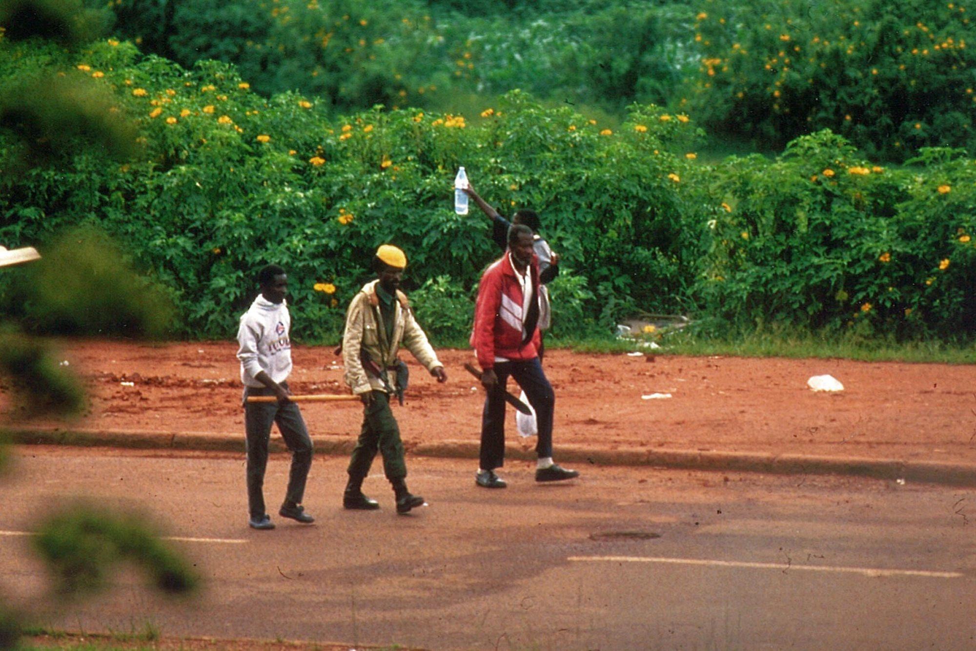 Des miliciens Interahamwe à la recherche de Tutsis.