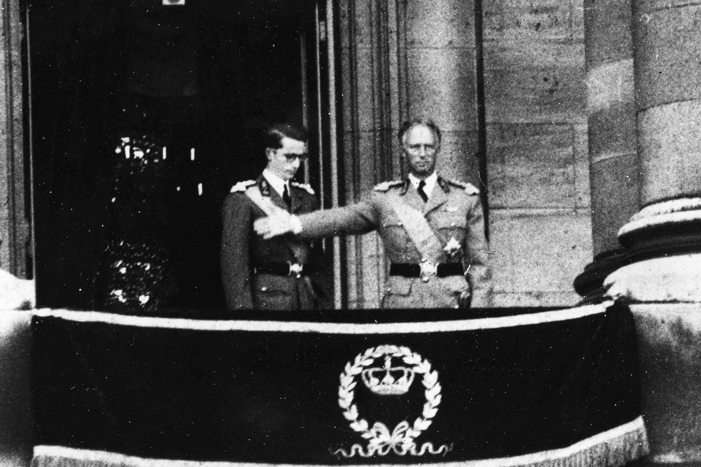 Passation de témoin sur le trône : Léopold III présente son fils, Baudouin, à la foule, le 17 juillet 1951.