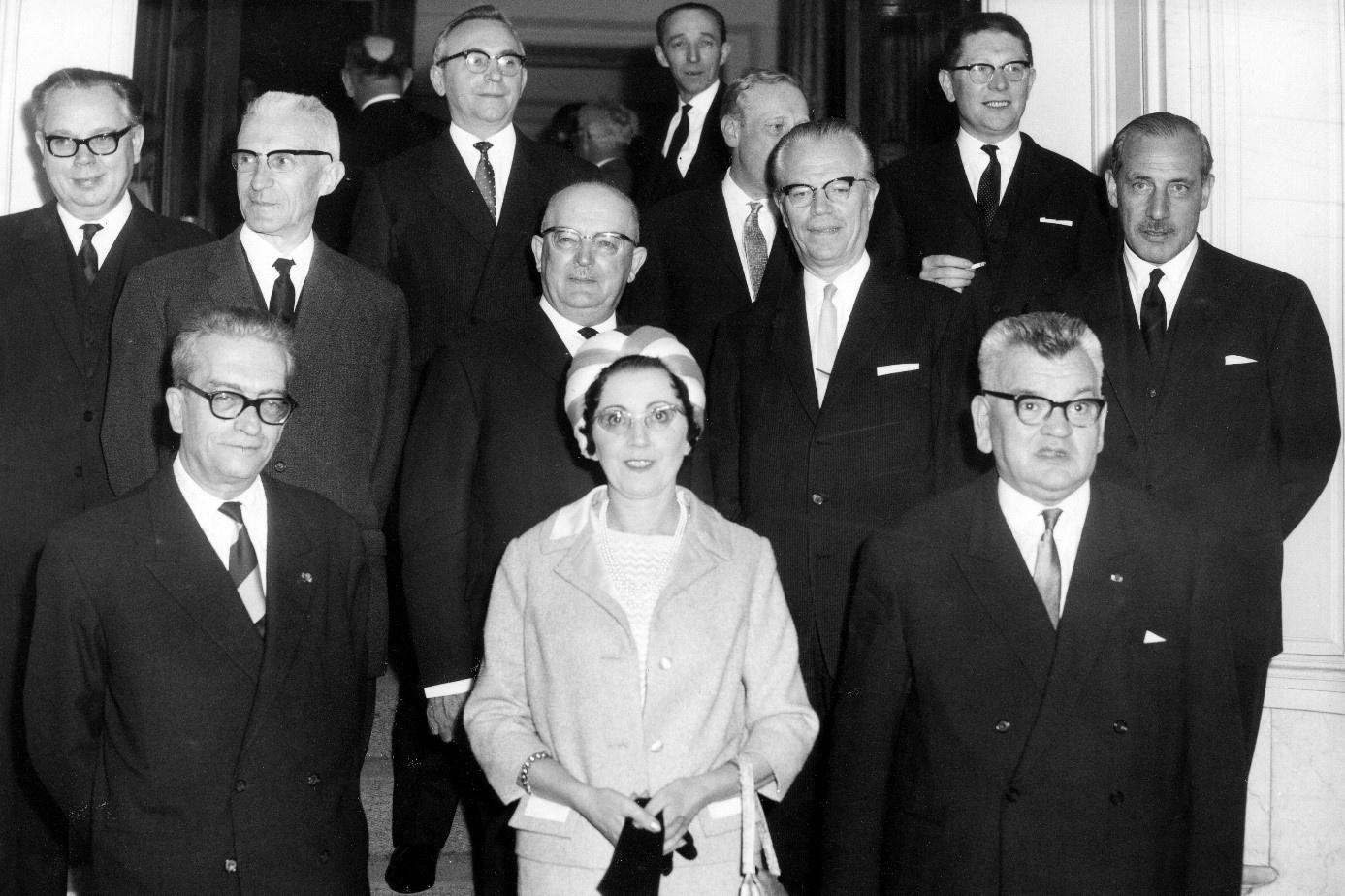 1965 : Marguerite De Riemaecker-Legot est la première femme à devenir ministre en Belgique. Il faudra attendre le 26 octobre 2019 pour qu'une autre devienne la première Première ministre.