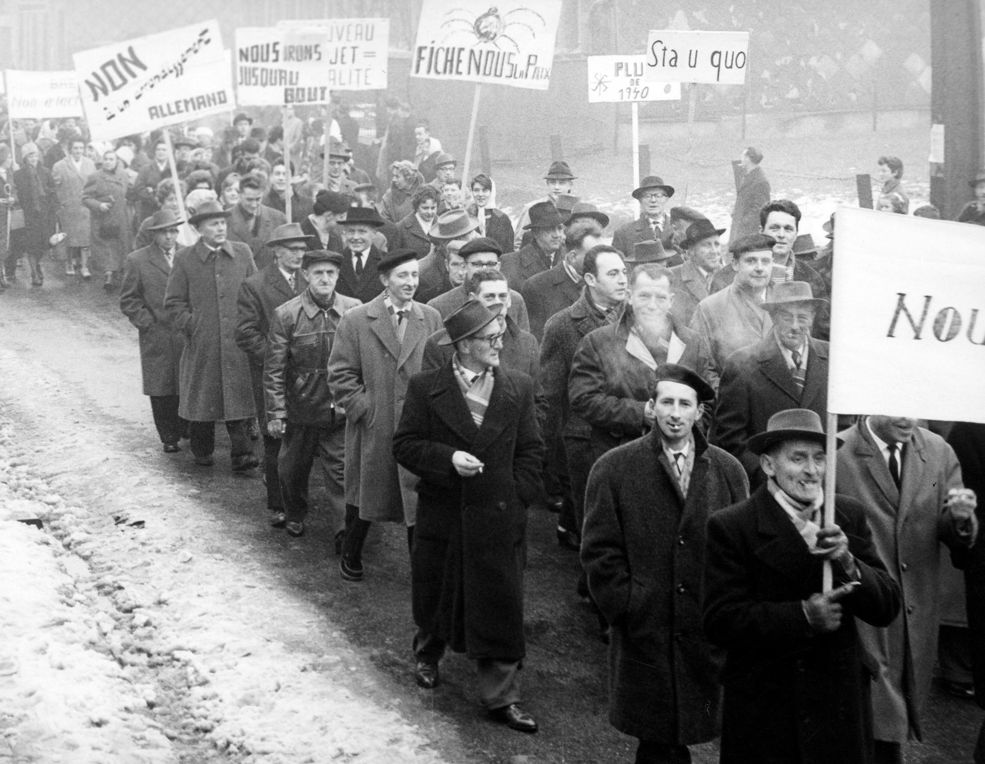 Manifestation contre le projet de frontière linguistique près de Welkenraedt (05/02/1962).