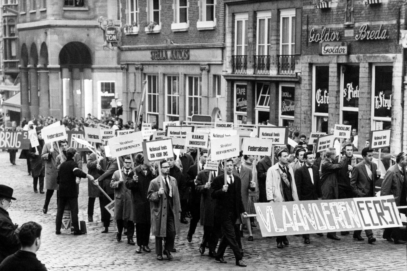 Les étudiants flamands manifestent à Louvain, le 6 novembre 1963, avec un slogan fort : 