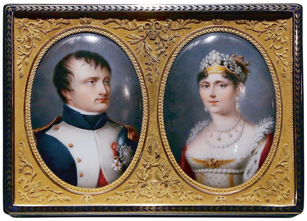 Tabatière à l'effigie de Napoléon et Joséphine. Le visage du nouveau héros français sert d'outil publicitaire pour tout, des livres aux cannes et aux boites de bonbons.