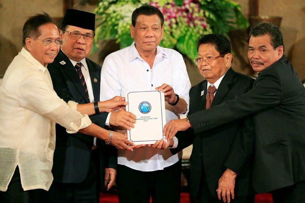 Rodrigo Duterte au centre avec entre autre Al Haj Murad Ebrahim (deuxième personne à partir de la gauche) de Moro Islamic Liberation Front (MILF), Jesus Dureza, secrétaire du processus de paix, Ghazali Jaafar (seconde personne à partir de la droite) , vice-président du MILF en 2017