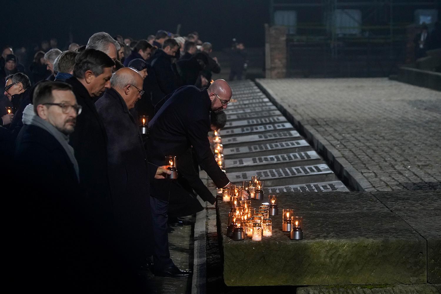 75 ans de la libération d'Auschwitz: la Roumanie rend hommage aux Roms survivants de la Shoah