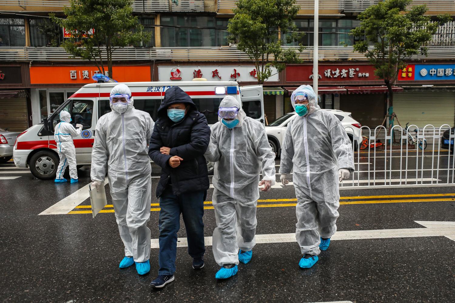 Patient atteint du coronavirus, encadré par une équipe médicale, province de Wuhan, le 26 janvier 2020