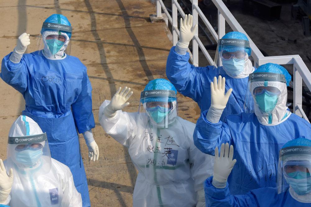 Coronavirus: plus de 720 morts, une première victime étrangère confirmée