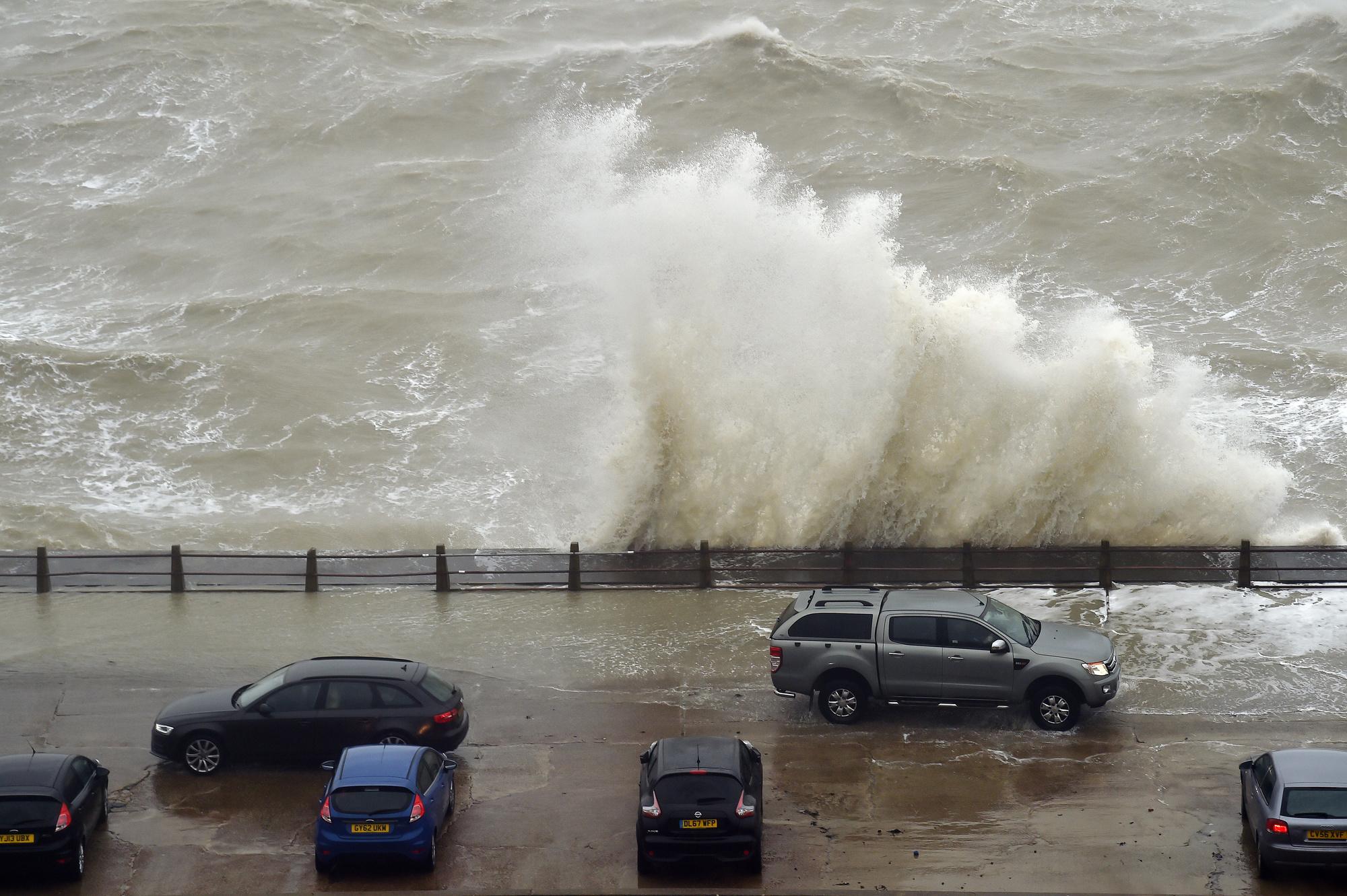 La tempête Ciara balaie les côtes du sud de la Grande-Bretagne.