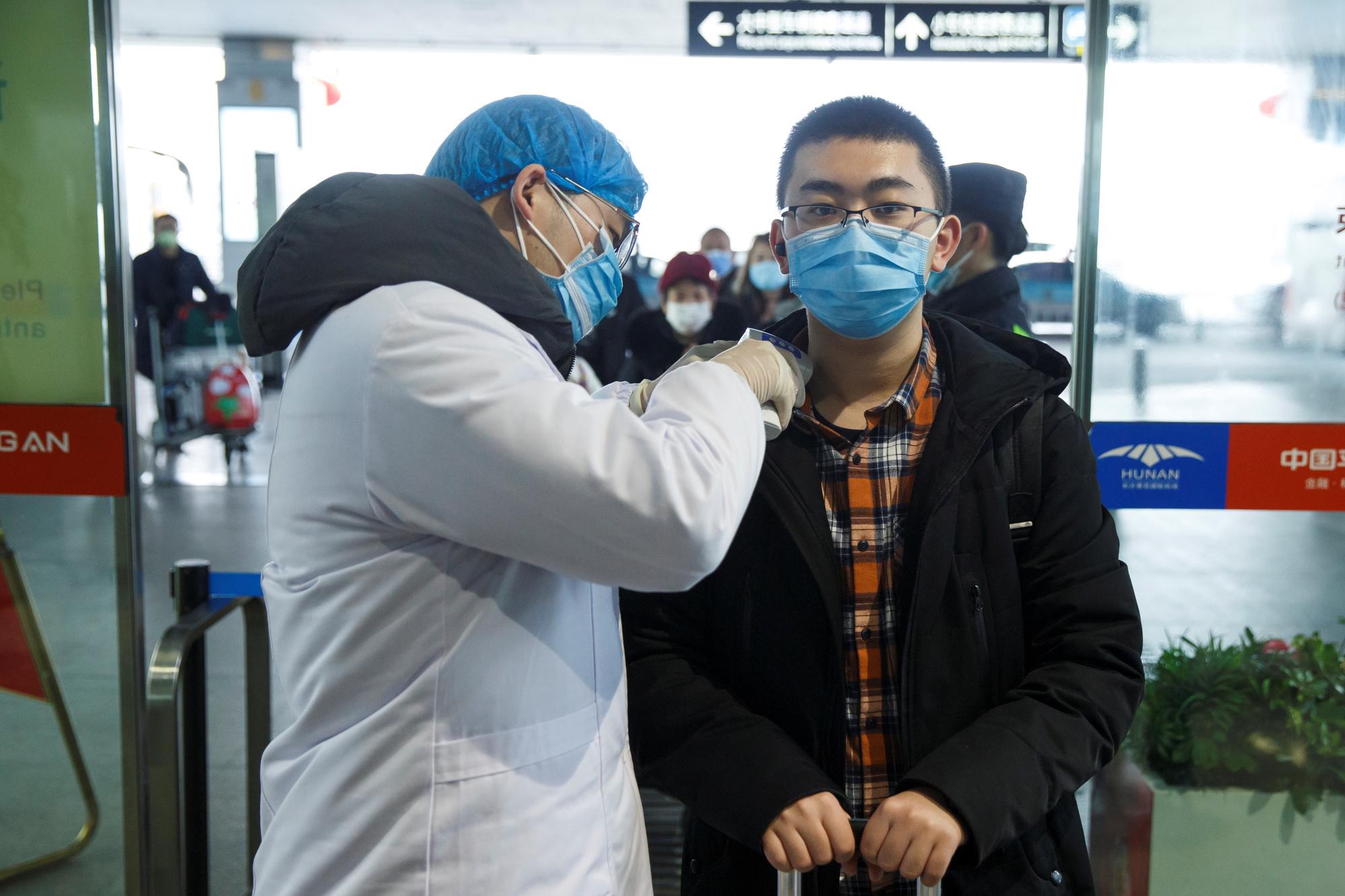 Coronavirus: deux responsables chinois limogés sous la pression de l'opinion, plus de 1000 morts