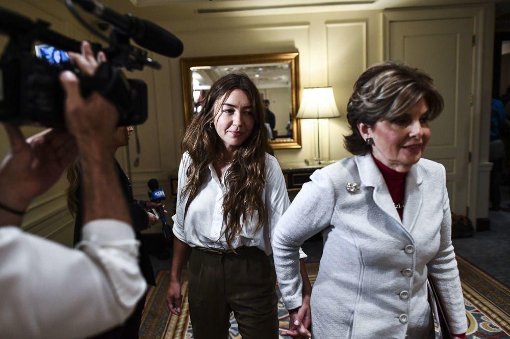 Ex-assistante de production, Mimi Haleyi accuse Harvey Weinstein de viol et d'agression. Ici lors de la conférence de presse au côté de son avocate Gloria Allred, le 24 octobre 2017 