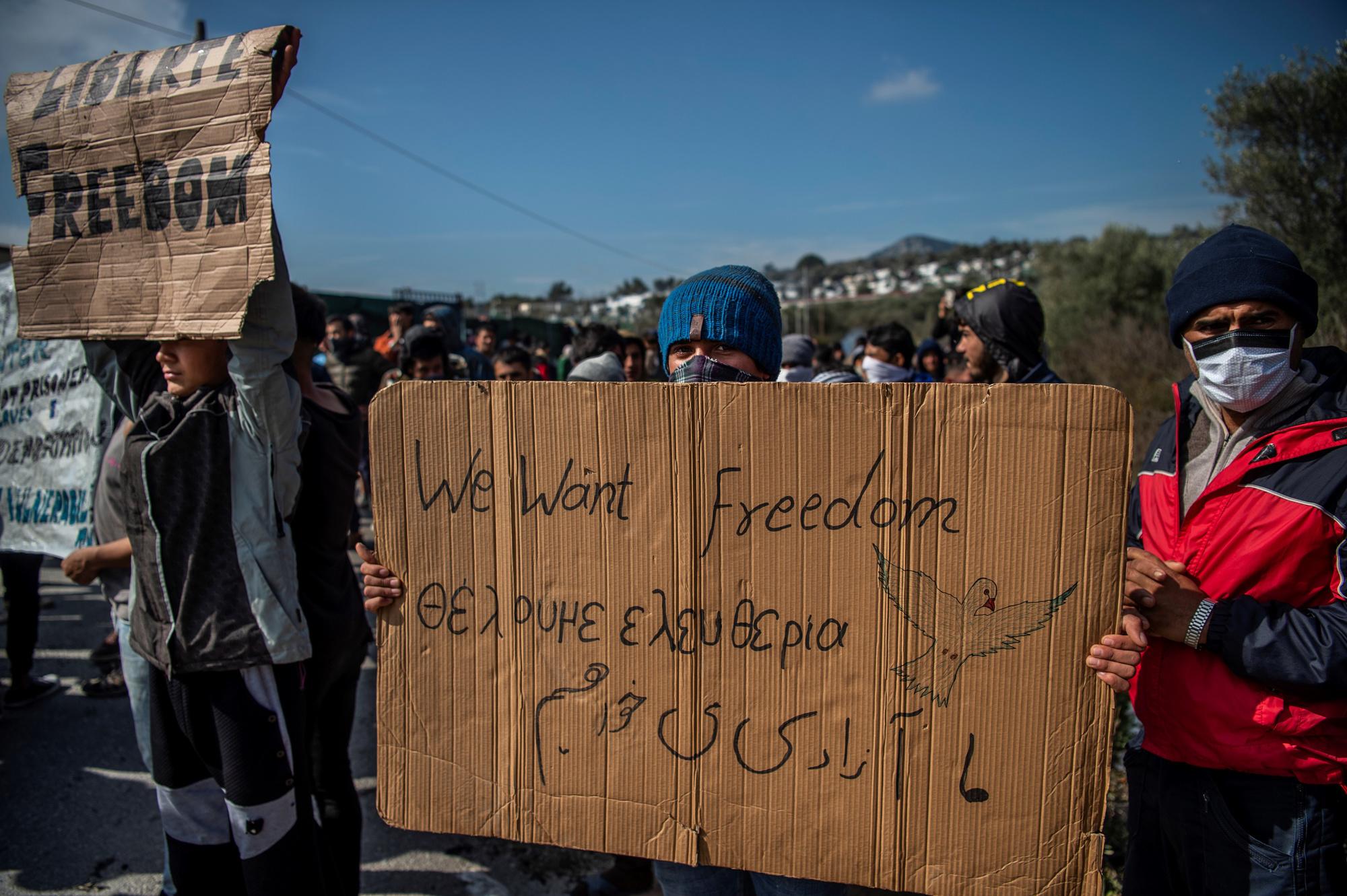 Migrants: la guerre des mots et des images entre la Grèce et la Turquie