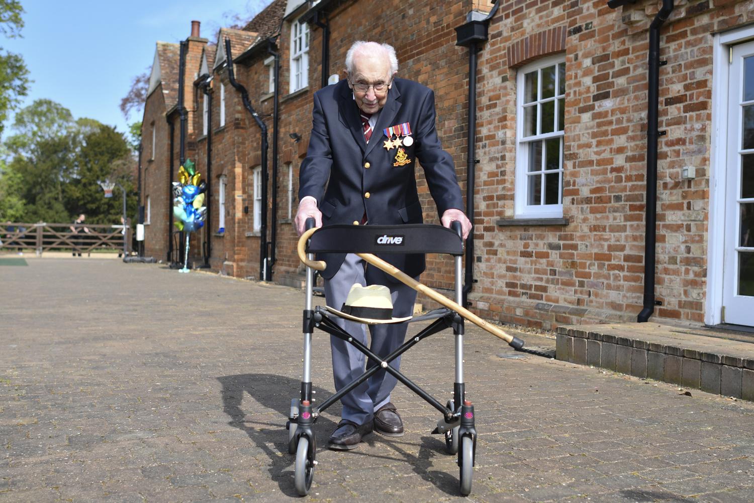 Tom Moore, 99 ans et héros britannique