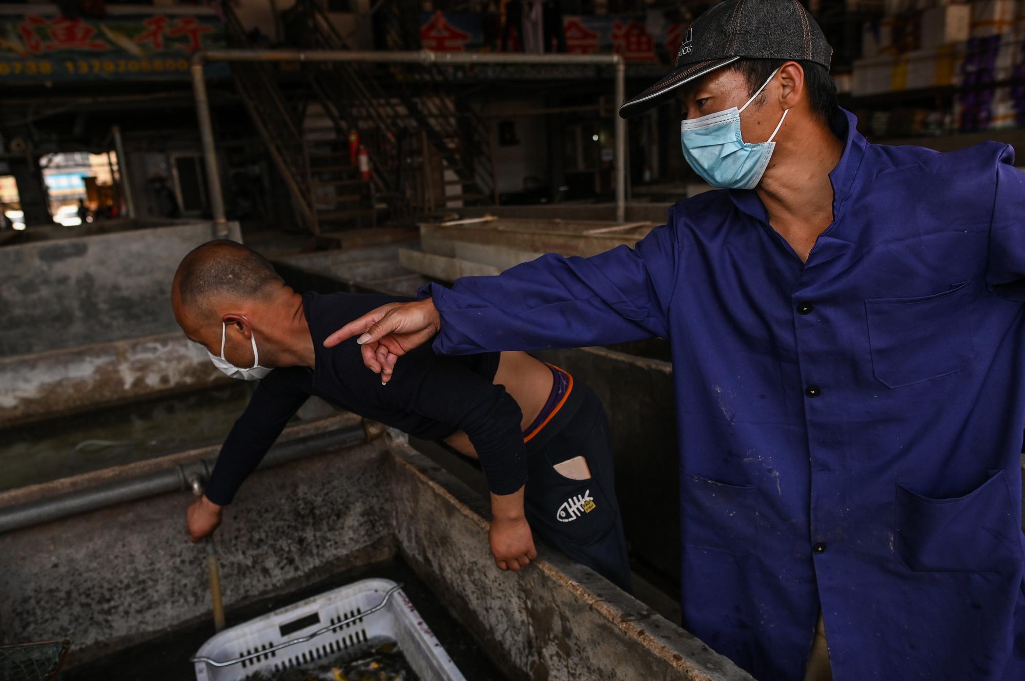 Chine: les sulfureux marchés de Wuhan rouvrent à l'ombre du coronavirus