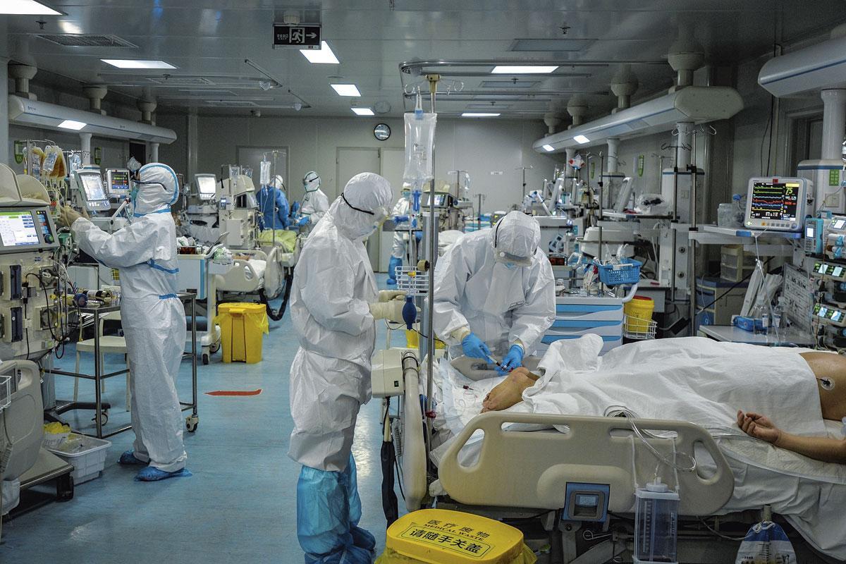 Dans un hôpital de Wuhan, en Chine, le staff médical traite des patients infectés par le Covid-19.