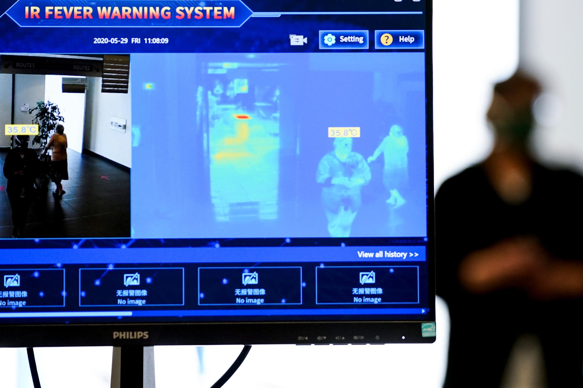 A Anvers, un robot prend la température des patients et vérifie le port du masque