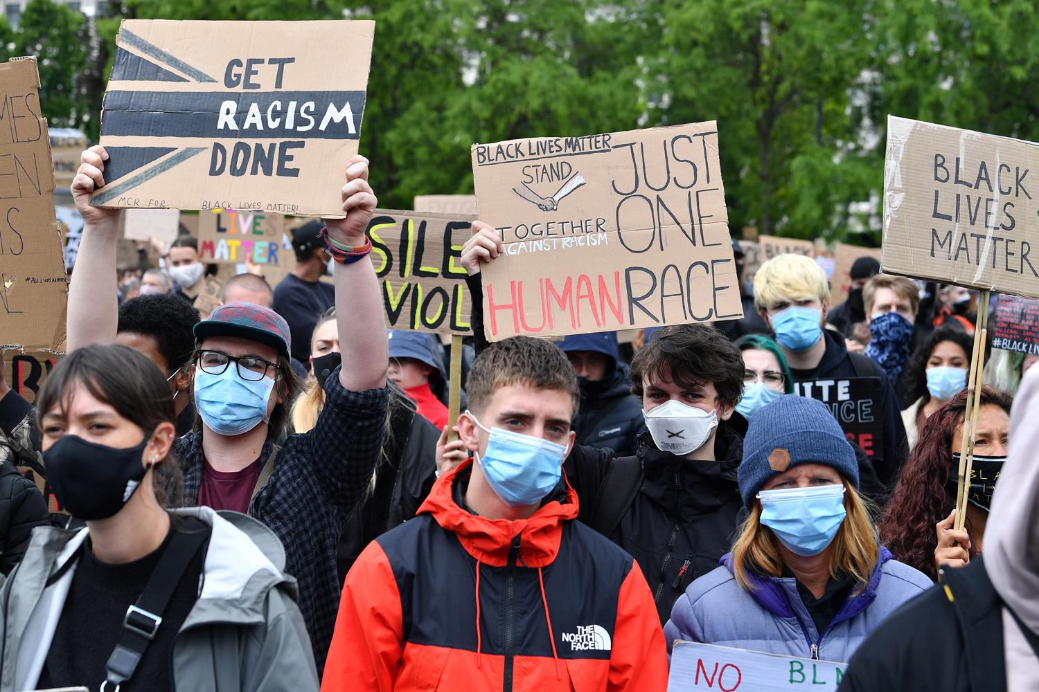 Le rue se mobilise contre le racisme à travers le monde