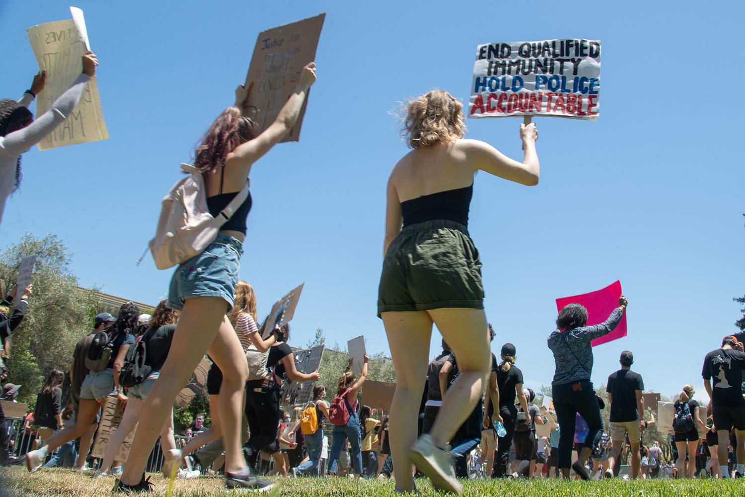 Le rue se mobilise contre le racisme à travers le monde