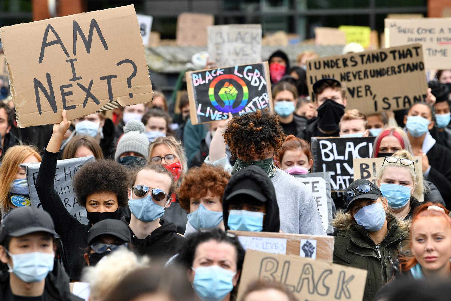 Le rue se mobilise contre le racisme à travers le monde