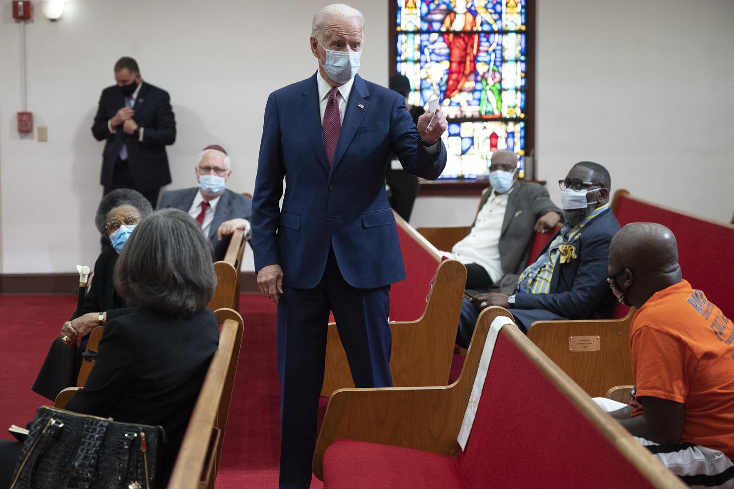 Joe Biden rencontre des membres du clergé et des activistes communautaires lors d'une visite à l'église Bethel AME à Wilmington, Delaware le 1er juin 2020