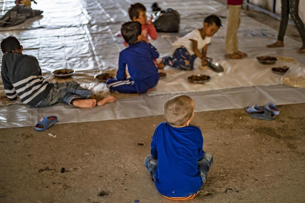 Roqaya partage une vaste tente avec les autres orphelins: des Irakiens, Tadjiks, Ouzbeks, mais aussi Indonésiens ou Russes, âgés de 18 mois à 13 ans.