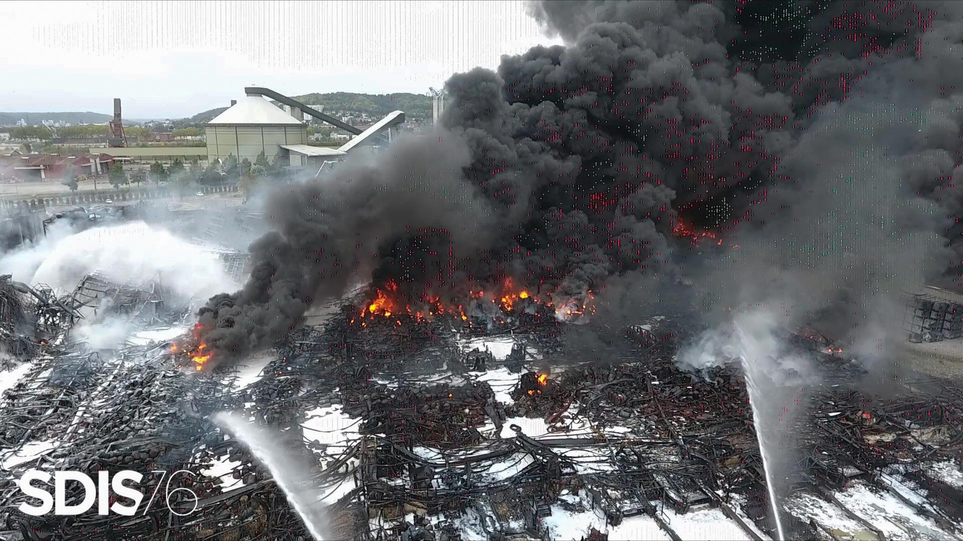 À Rouen, les inquiétudes demeurent alors que l'incendie de l'usine chimique est éteint