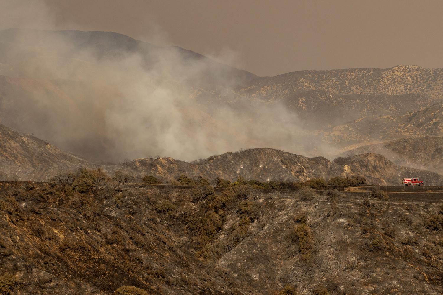 Californie: les pompiers peinent à contenir un incendie à l'est de Los Angeles