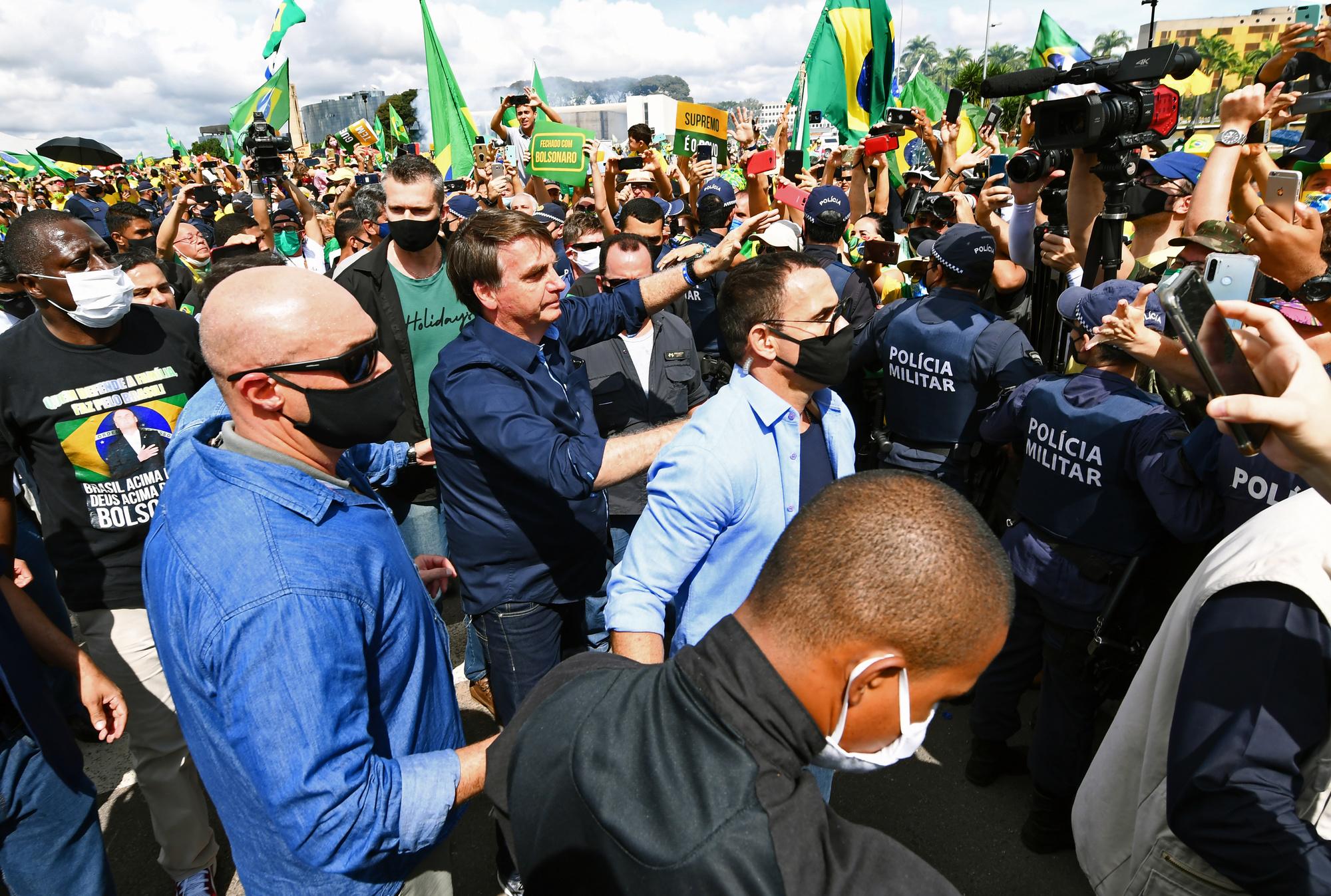 Jair Bolsonaro rencontre ses partisans, en pleine épidémie de coronavirus.