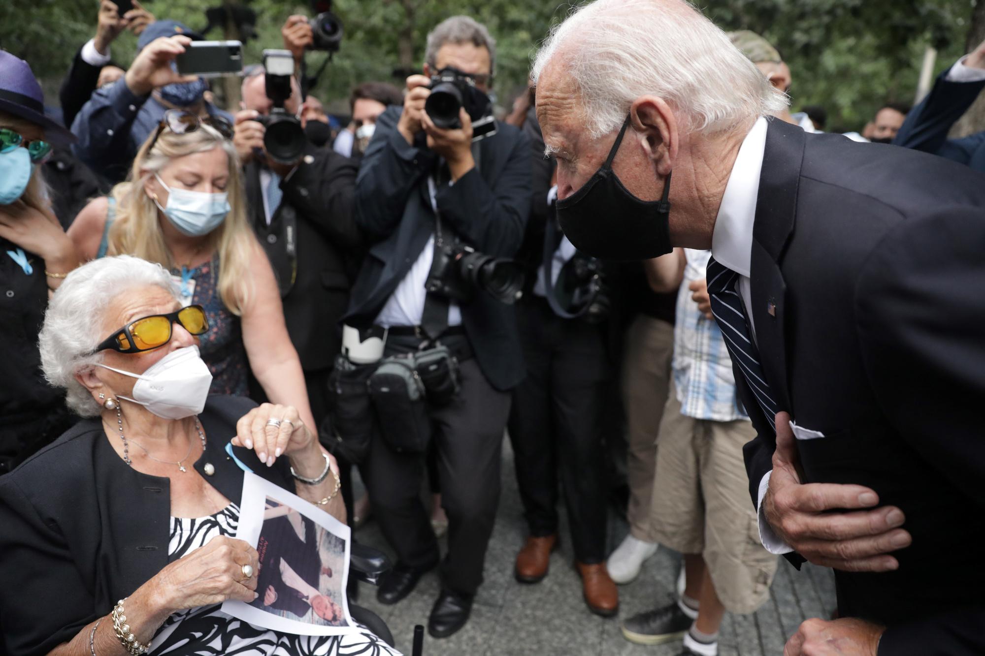 Joe Biden rencontre Maria Fisher, 90 ans, dont le fils a été tué dans la tour Nord du World Trade Center, le 11 septembre 2001.