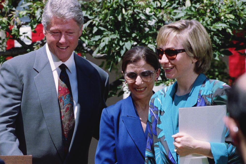 Ruth Bader Ginsburg en 2010 avec le couple Clinton, en 1993