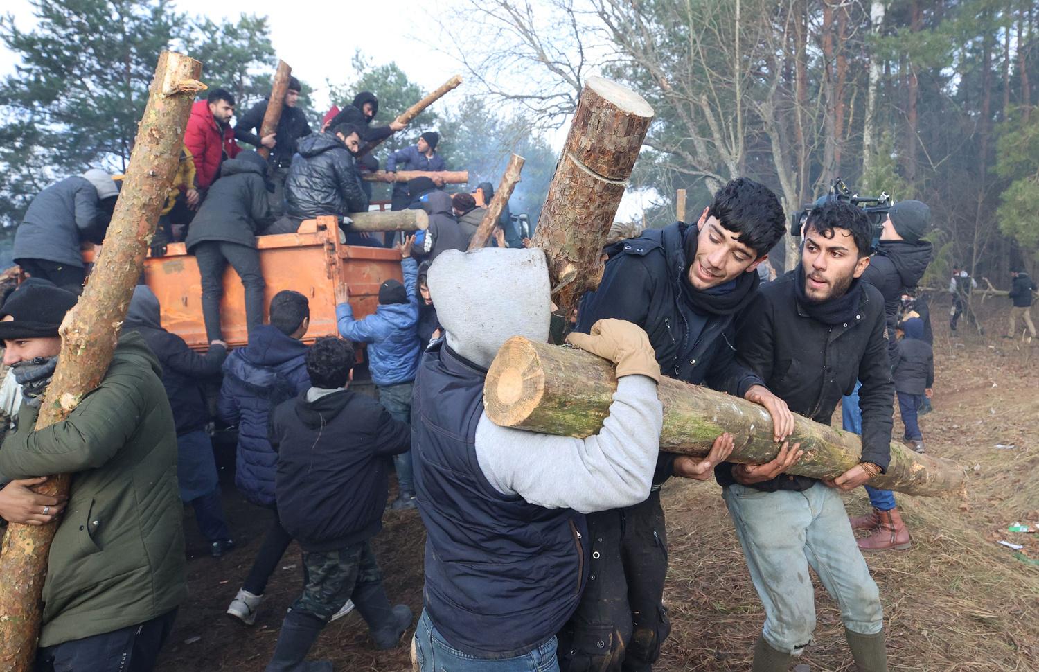 Livraison de bois de chauffage dans un camp de migrants à la frontière bélarusse, le 12 novembre 2021