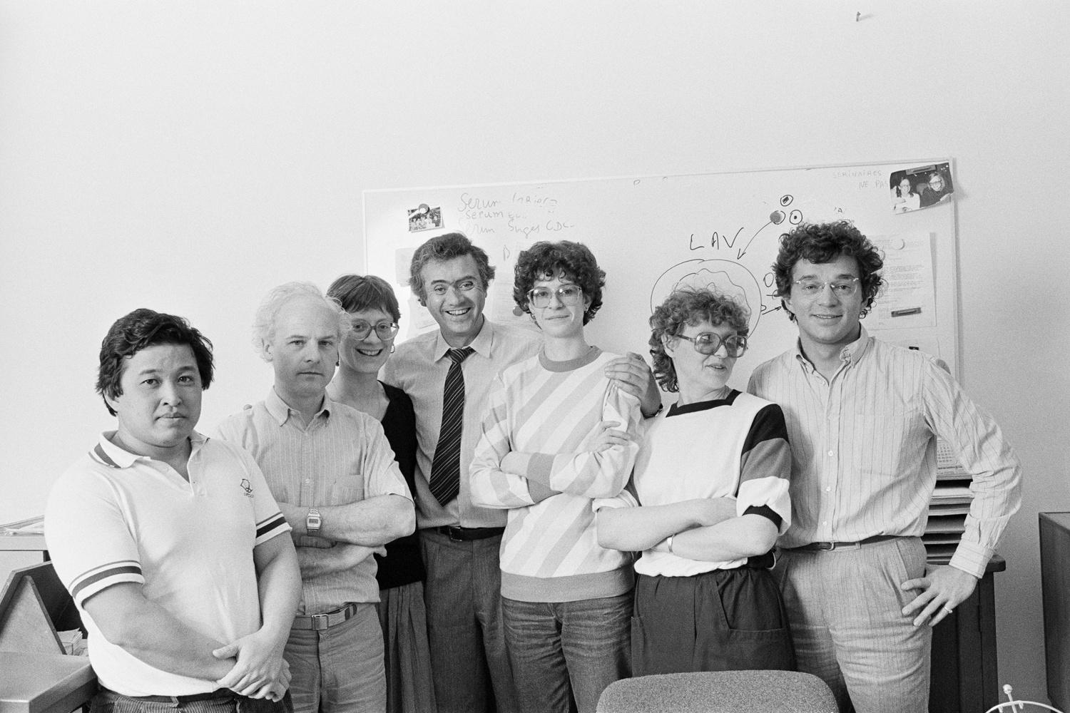 L'équipe de Françoise Barré-Sinoussi et Jean-Claude Chermann, de l'Institut Pasteur à Paris, premiers à identifier le VIH