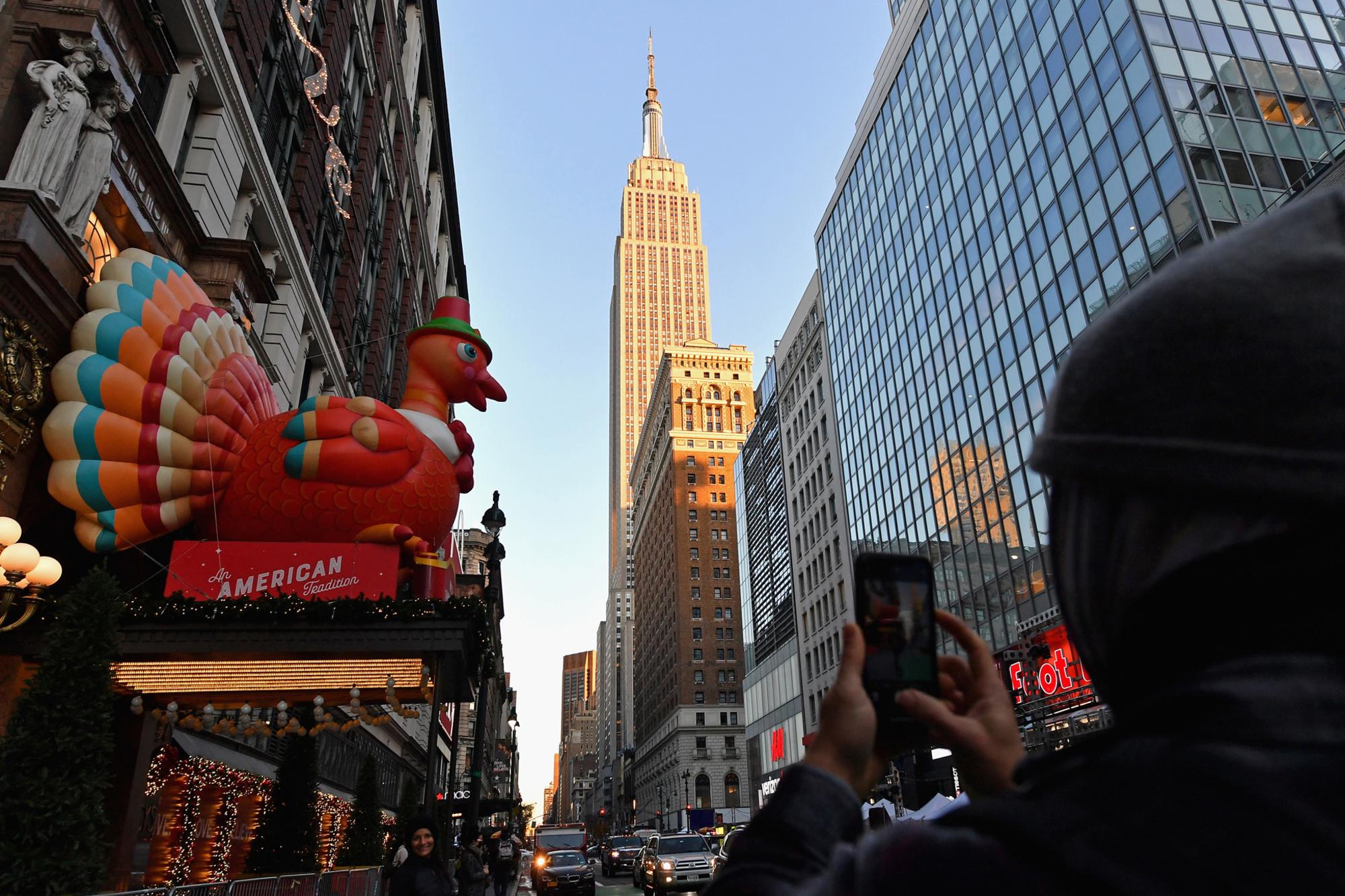 Covid: un Thanksgiving à haut risque, l'Europe atténue les restrictions