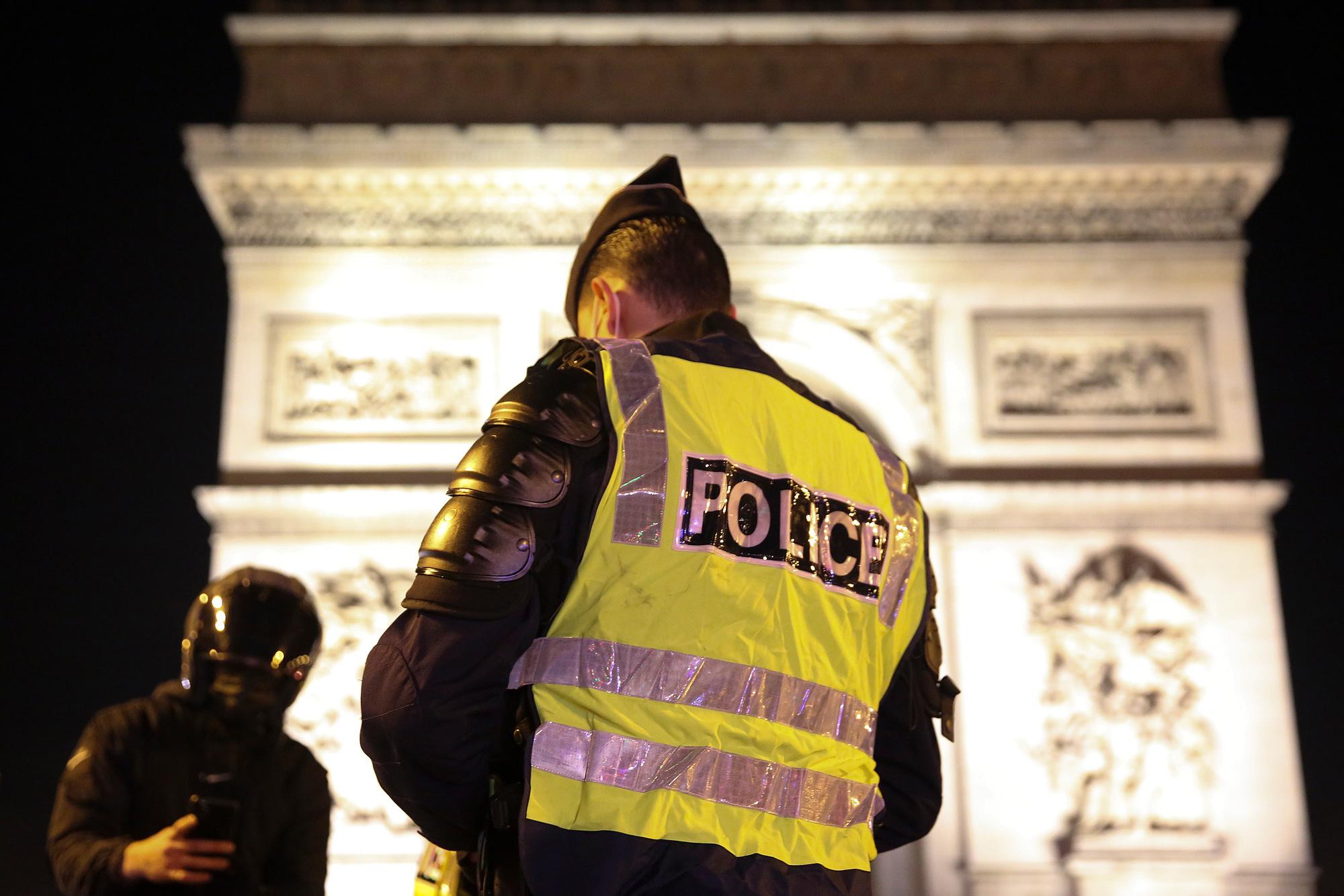 A Paris, des patrouilles de police sour l'Arc de Triomphe.