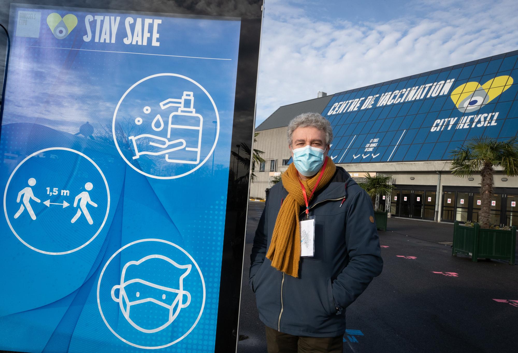 Alain Maron, ministre de la Santé bruxellois, devant le centre de vaccination du Heysel