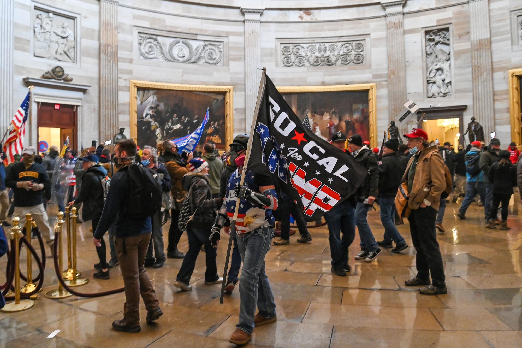 L'amérique sous le choc: Des pro-Trump envahissent le Capitole