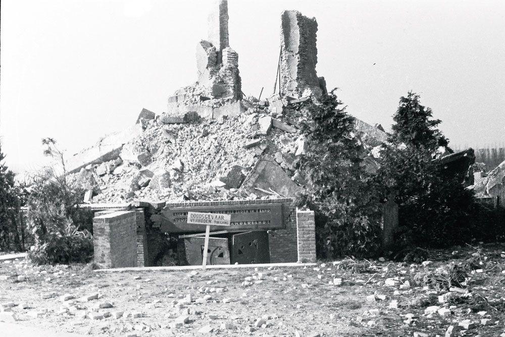 La première tour de l'Yser, dynamitée en mars 1946.