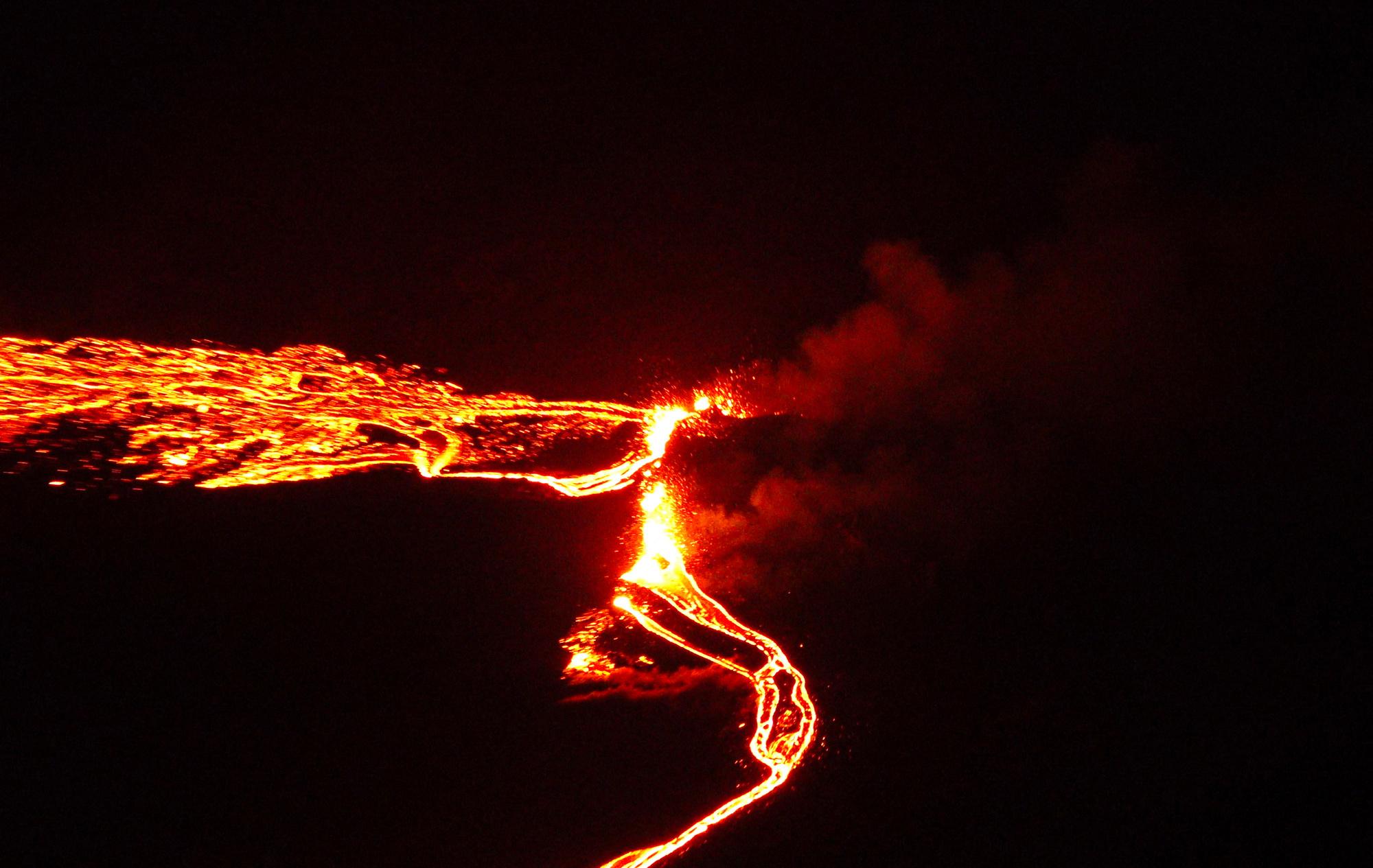 En images: une éruption volcanique illumine le ciel près de Reykjavik