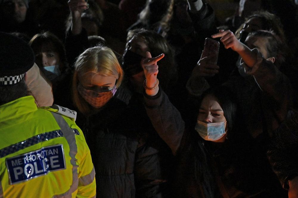 Veillée pour Sarah Everard: la police londonienne conspuée pour son intervention musclée