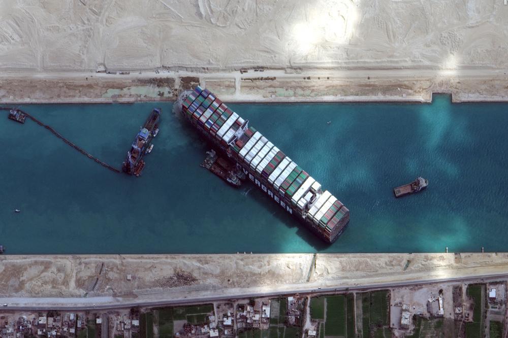 Canal de Suez: le porte-conteneur a commencé à bouger