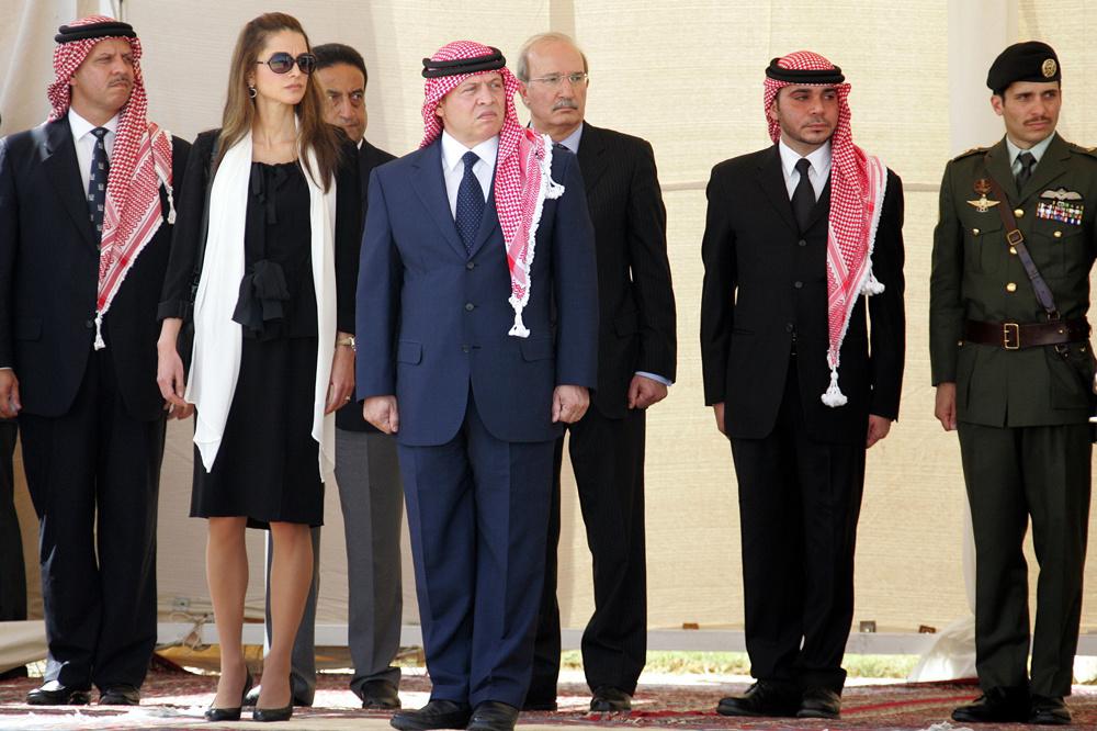Le prince Faisal de Jordanie, la reine Rania, le roi Abdullah II, le premier ministre Nader Dahabi, le prince Ali et le prince Hamza à l'aéroport d'Amman, le 14 octobre 2009.