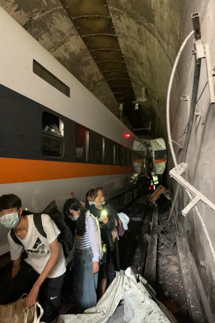Déraillement d'un train à Taïwan: des dizaines de personnes décédées