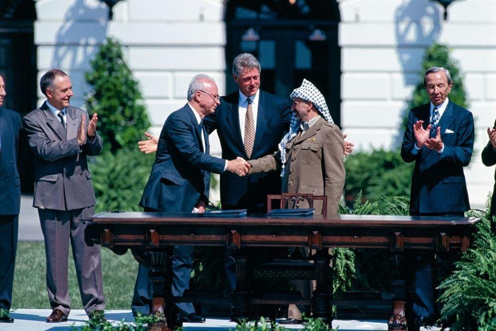 Sous le regard du président américain Bill Clinton, la poignée de main entre l'Israélien Yitzhak Rabin et le Palestinien Yasser Arafat, scellant les accords de Washington, le 13 septembre 1993.