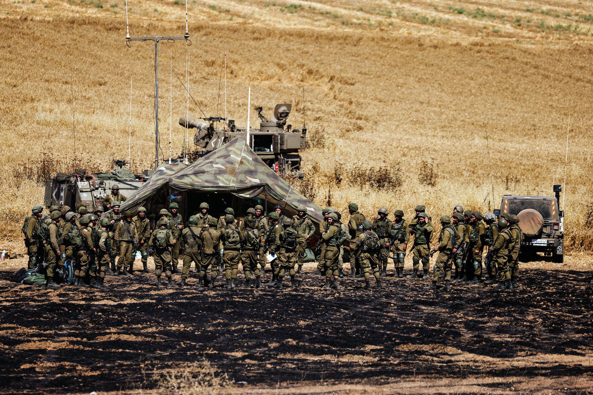 L'armée israélienne le long du territoire palestinien.