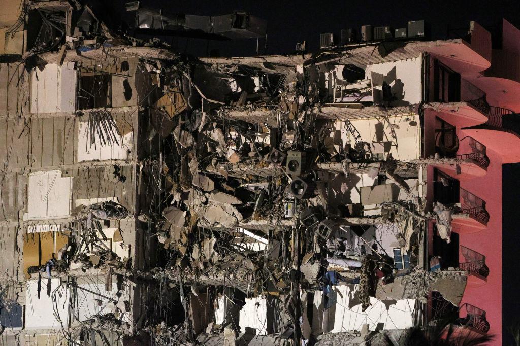 Un immeuble de 12 étages s'effondre à Miami: la cause reste inconnue