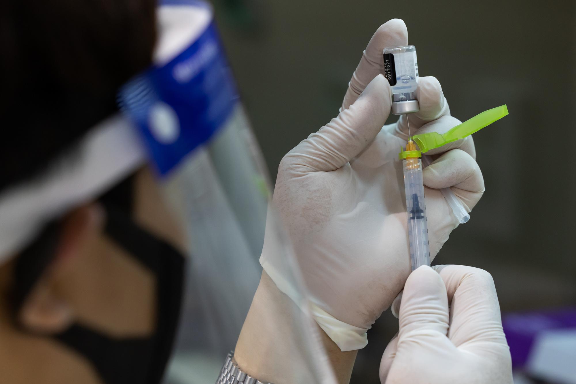 Le virus circule plus vite que les vaccins, s'inquiète l'OMS