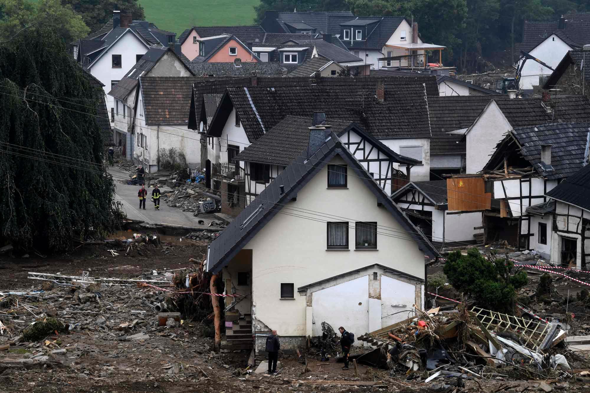 Inondations: Merkel face à une dévastation 