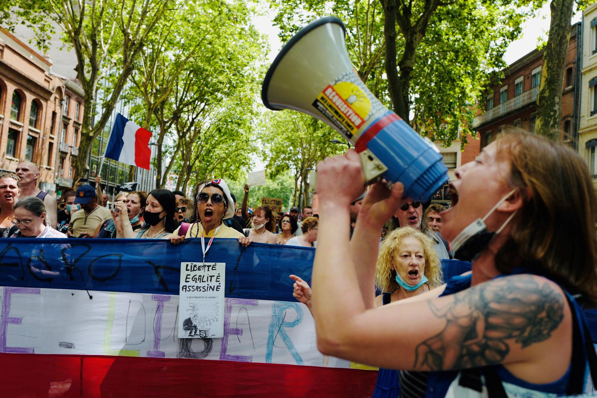 France: des milliers de personnes dans les rues 