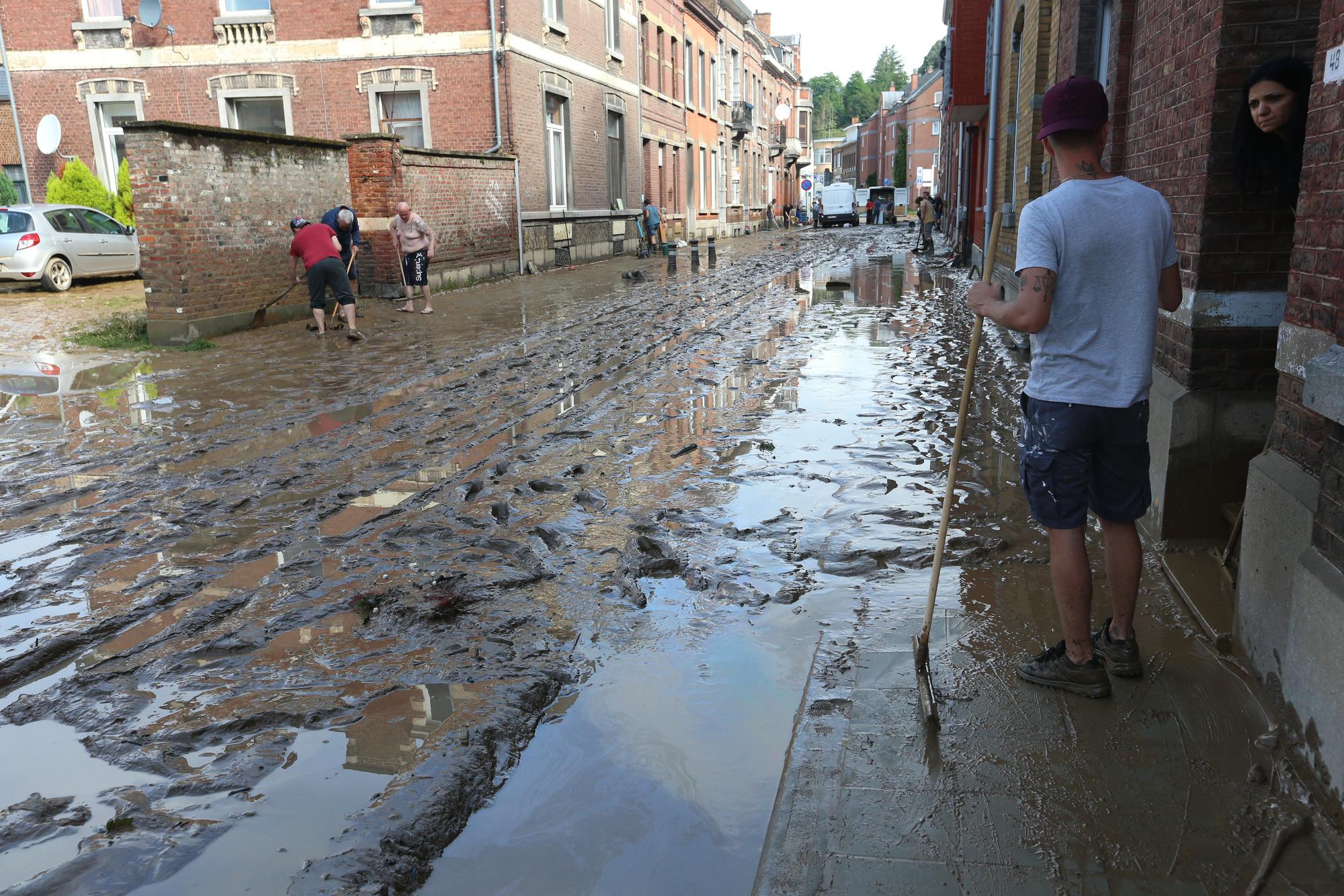 La ville de Namur pompe, nettoie et se prépare aux nouvelles pluies annoncées